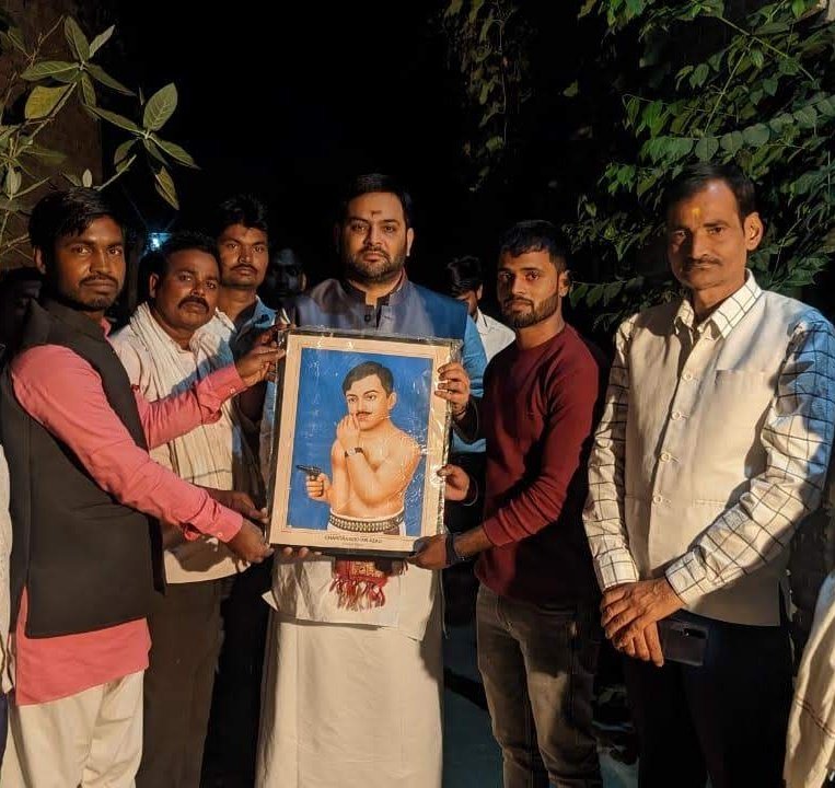 DhobiRohitUnnao's tweet photo. #Unnao 
किसानों के मान-सम्मान, स्वाभिमान,किसानों के भविष्य के लिये संघर्ष कर रहें राष्ट्रीय किसान मंच के राष्ट्रीय अध्यक्ष श्री @Pt_shekhardixit जी को जन्मदिन की हार्दिक बधाई एवं शुभकामनाएं।
 ईश्‍वर से प्रार्थना है कि आप दीर्घायु हों और सदैव स्वस्थ एवं प्रसन्न रहें। @orgrkmkisan https://t.co/Fim6erV29D