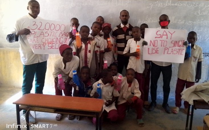 Maihanya25's tweet photo. In our aim to Raise environmentally conscious Children,we Distribute 7-dozens @ReusableBottles to primary pupils, If each of them use an average of 4 sachet water/day. This single effort stop 120,960 poly bags from coming into our planet /annum. #NoOneisTooSmallTomakeAdifference https://t.co/PzFIzSGmxE
