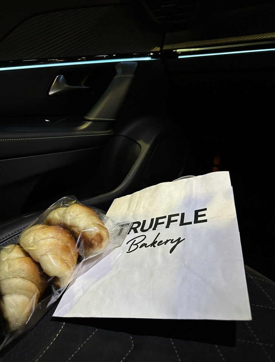 トリュフロールパン美味しい😋