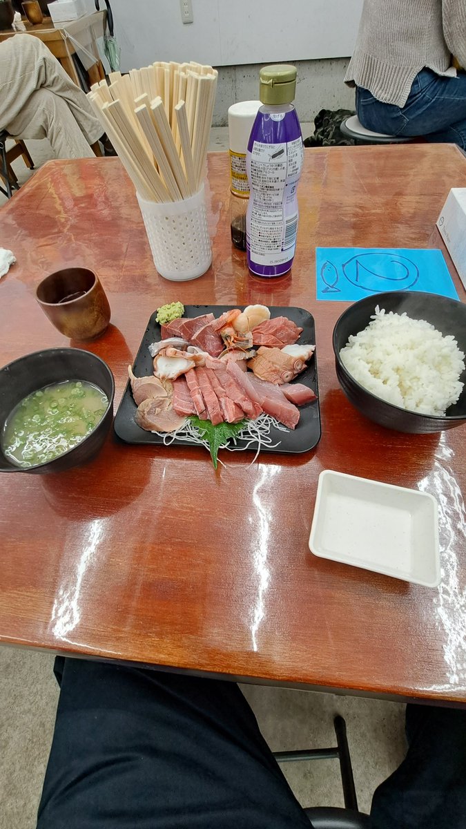 無償休日出勤(自分が悪い)
10分間打合せ後の昼飯
これで1000円

中トロ　赤身　太刀魚　ハマチ
鰹　鯵　生タコ　ホタテ
エビ　判らない奴
静岡県より