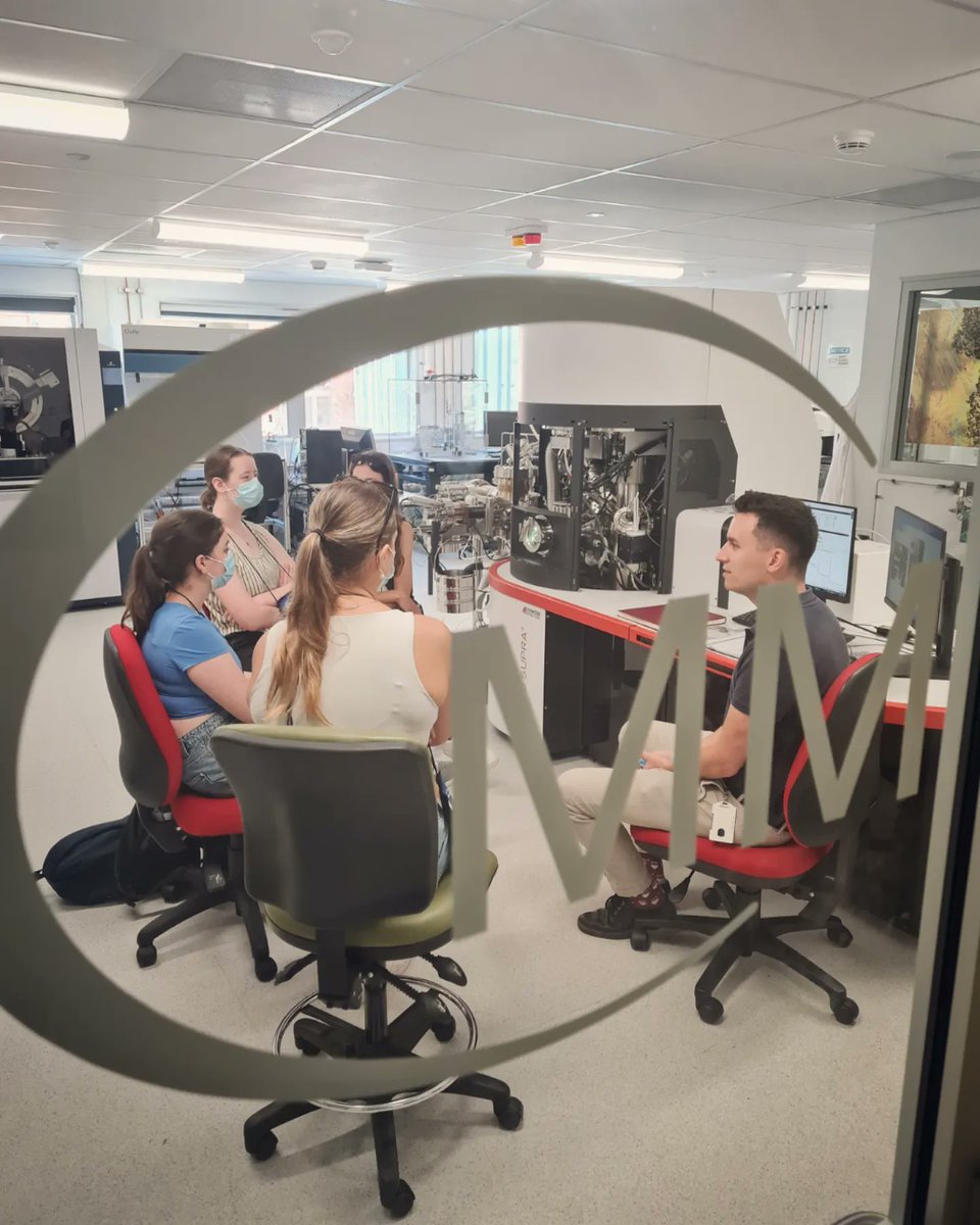 Students from @NYSFoz toured our facilities at AIBN, Hawken, and Chemistry to learn more about SEM, TEM, and XPS, and what life at UQ has to offer. 🔬💡🔎 @UQ_News @micro_au