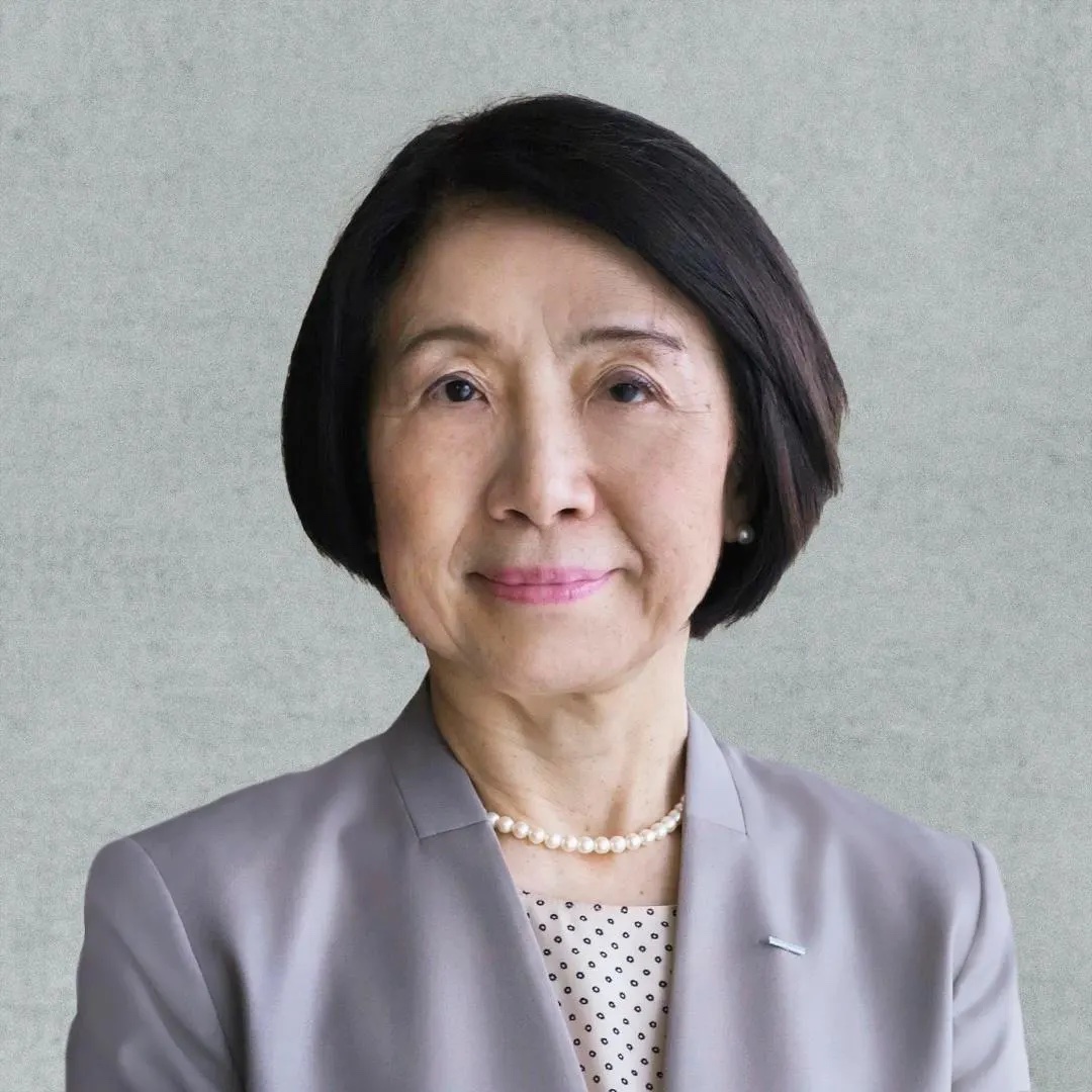 Makiko Ono became the first woman to take the reins at Suntory Beverage & Food, the listed arm of storied drinks maker Suntory Holdings. Her move makes her the first woman to head a Japanese company with a market cap of over one trillion yen. #ForbesOver50 trib.al/d5lZ2Sz