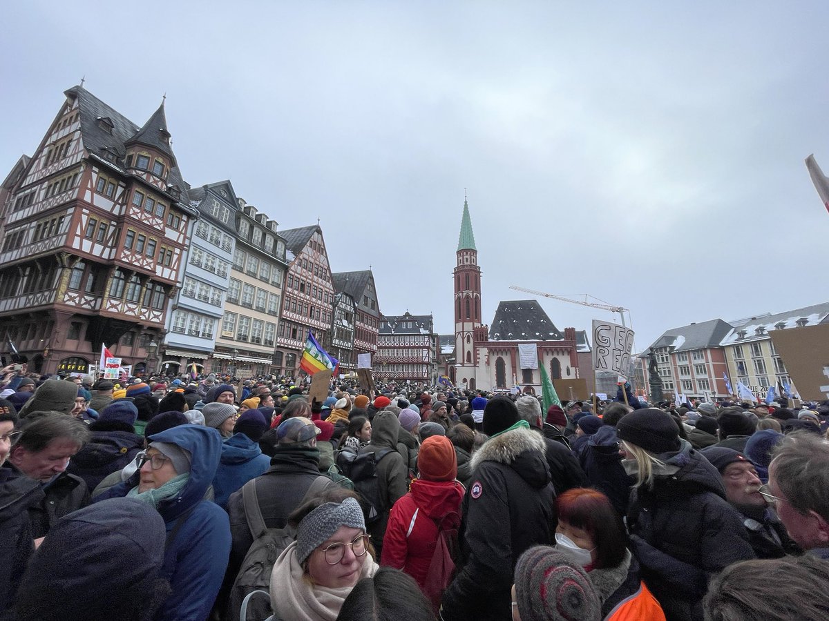 Römer und Paulsplatz komplett voll. Und es kommen immer noch viel mehr.  #ffm2001