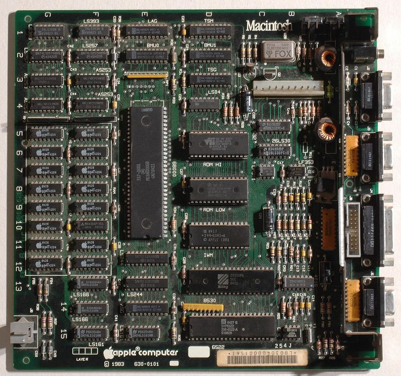 ponceto91's tweet photo. Il y a 40 ans, le 24 janvier 1984, fut présenté le MacIntosh 128k par Steeve Jobs devant un public de 3000 personnes. Cet ordinateur représentera le premier succès commercial pour un appareil disposant d'une souris et d'une interface graphique #LaPetiteInfoDuJour https://t.co/Gimbo9QW1g