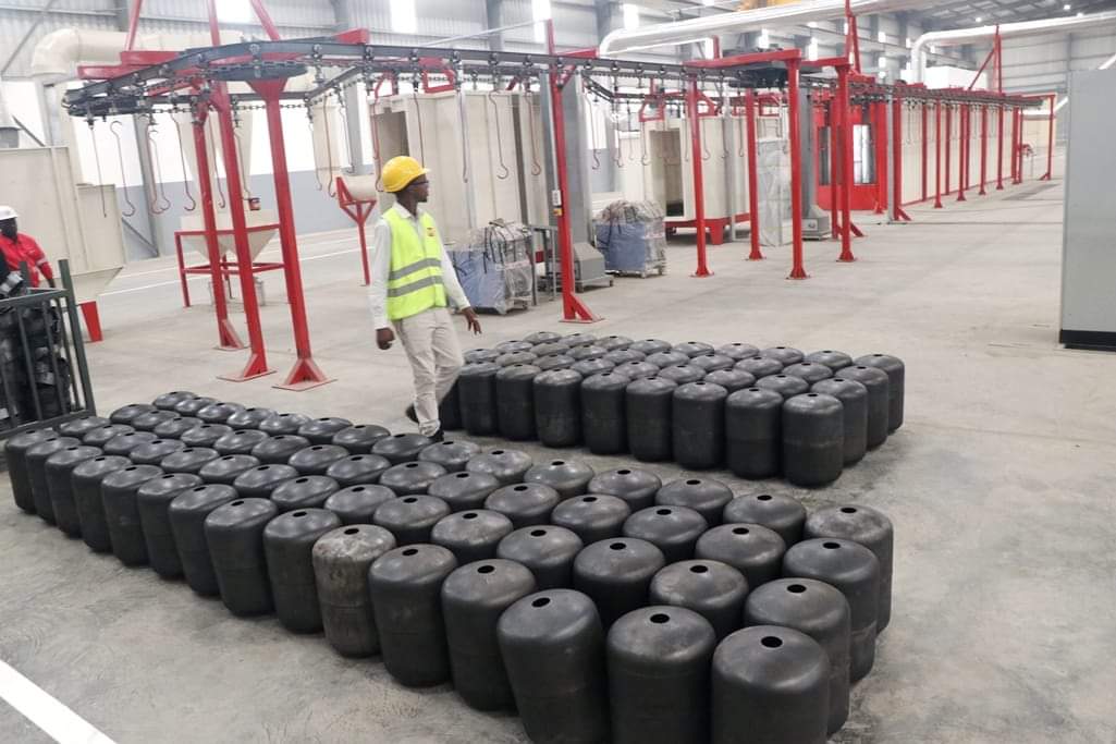 TheCameroonianZ's tweet photo. Le PM Joseph Dion Ngute a inauguré deux usines #Prometal groupe à #Douala. 

*Production du fer à béton = 360 000 tonnes par an. 

Production des bouteilles de gaz = 600 000 unités par an (les besoins domestiques actuels #Cameroon chiffrés à 400 000 unités par an). https://t.co/1tndck1acK