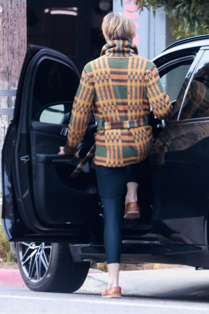 쓰담쓰담 하고 싶은 뒤통수... 머리 색깔도 예쁘고 다리 라인도 너무 예뻐 (Jan. 19, 2024)

#ChrisPine #크리스파인