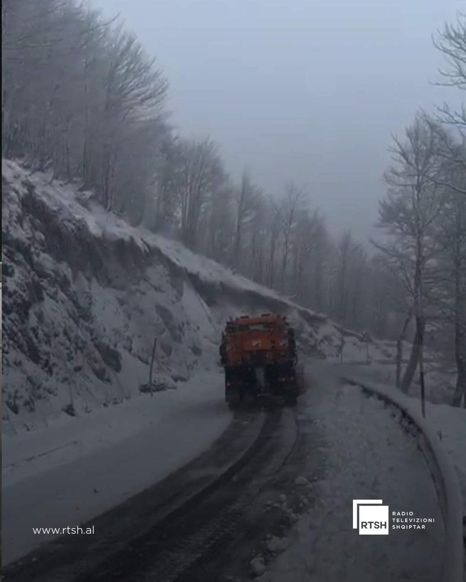 RTShqiptar's tweet image. Dëbora zbardh Kukësin, qyteti mbulohet nga “vello” e bardhë

#rtsh #dimer #stuhidebore #kukes