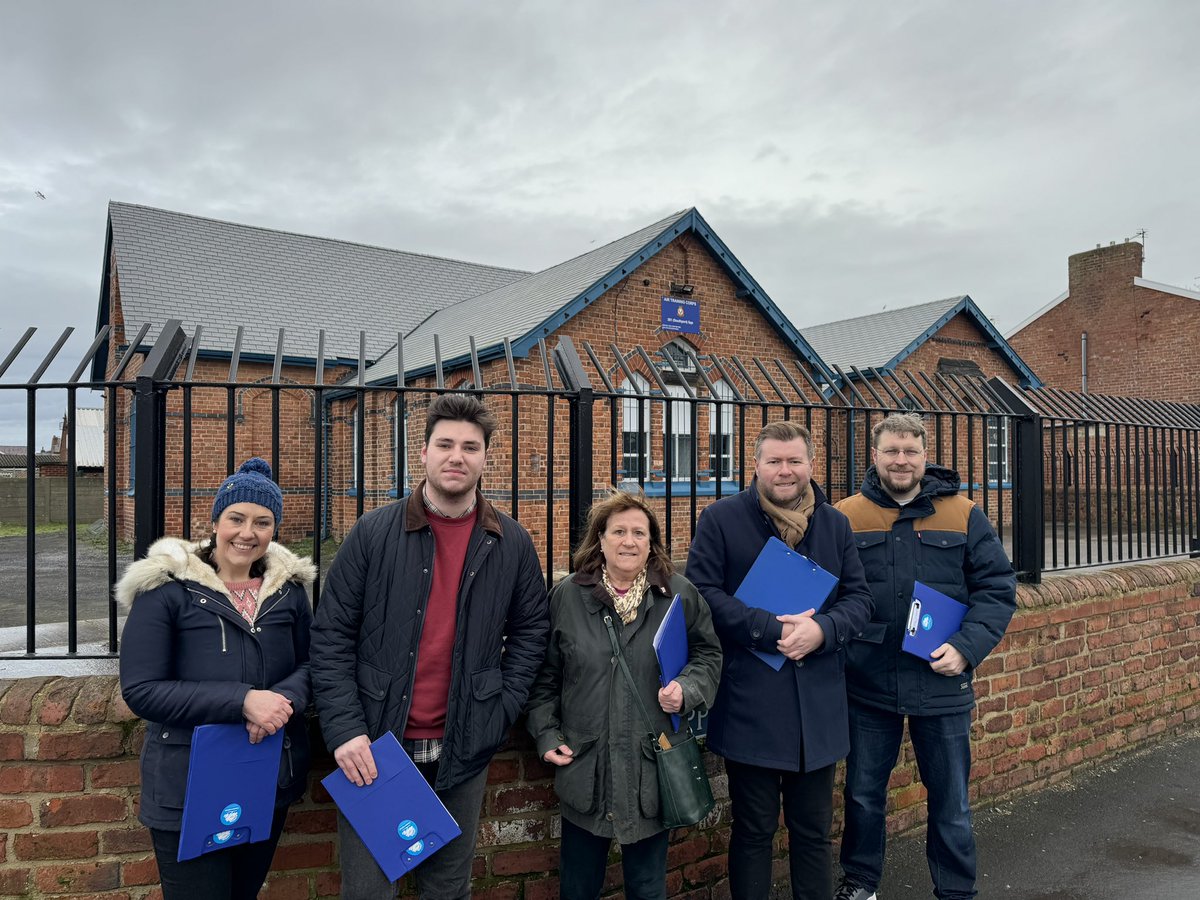 Was great to be out with one of the @ConservativesSP teams led by Damien Moore MP collecting signatures for a petition to save Southport Pier.