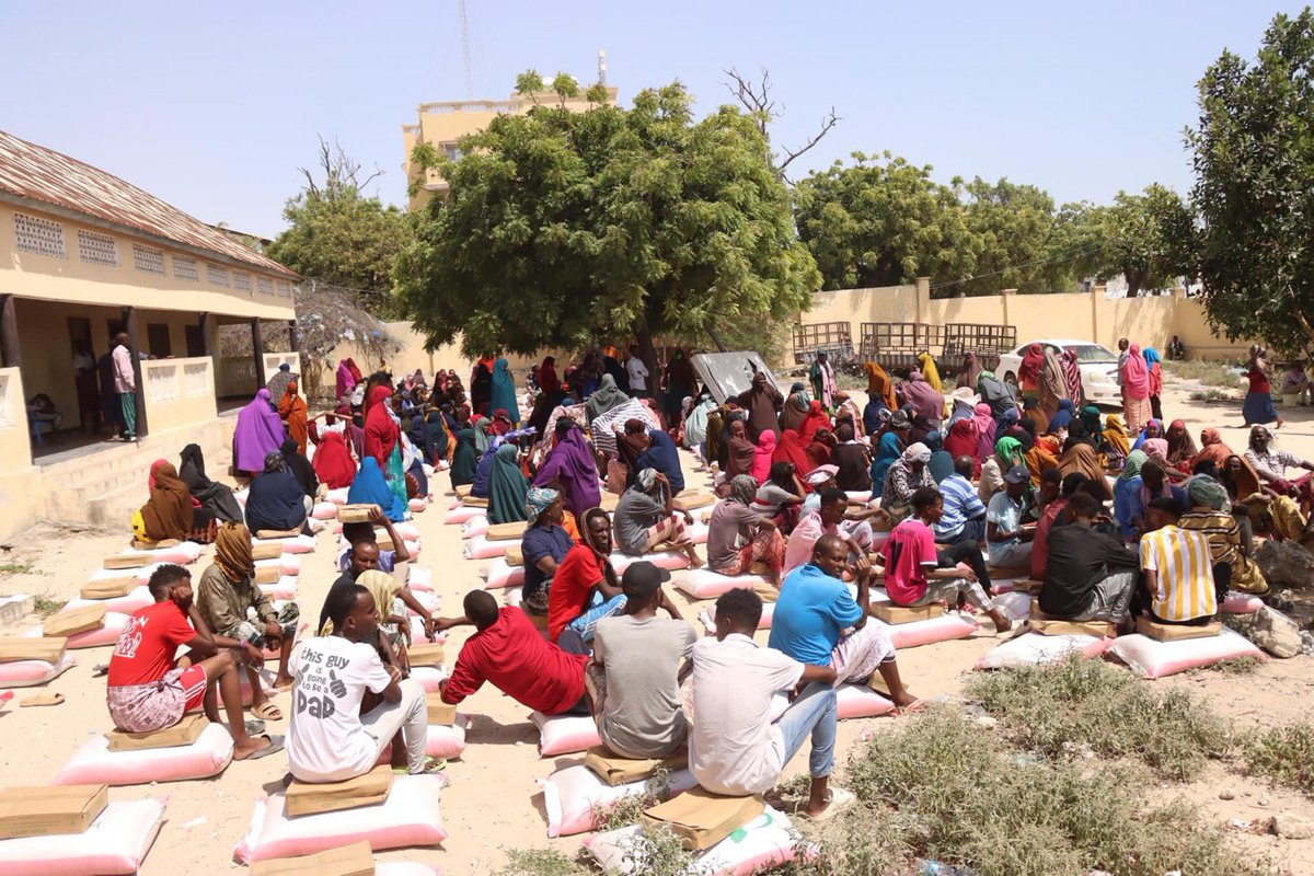 SoDMA_Somalia's tweet photo. The #SoDMA Agency has been instrumental in providing aid to more than 500 families residing in #Bondhere District, who have been displaced due to conflicts and #ElNiño floods. https://t.co/5Rv2ZClpYj