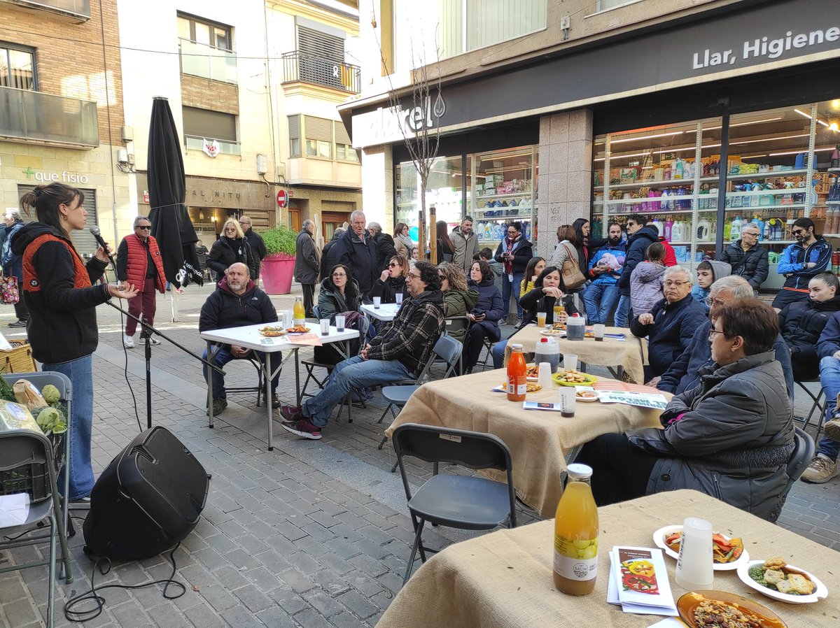 VermellPebrot's tweet photo. Avui a la Mostra reflexionem amb @espigoladors sobre el malbaratament dels productes naturals, la sostenibilitat, el desequilibri territorial i les conseqüències socials, ambientals i econòmiques del model actual de producció. https://t.co/4Zeknkkk3s
