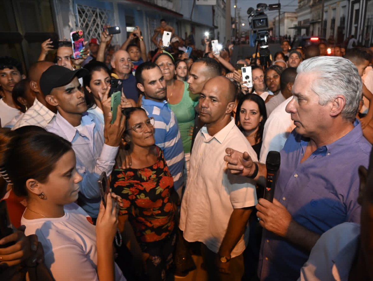 DrRobertoMOjeda's tweet photo. Los recorridos de esta semana han confirmado que en #Cuba hay mucha #GenteQueSuma. Los vemos en el surco o en el torno, frente al aula o en la consulta médica, en el estudio o la defensa de la Patria, haciendo ciencia o dirigiendo. Con ellos y más saldremos adelante #UnidosXCuba. https://t.co/Smnz8mTDar