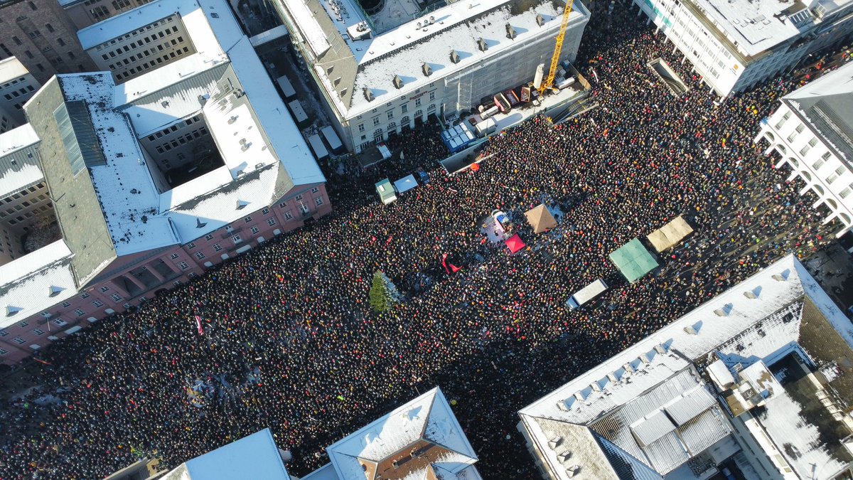 Karlsruhe - 20.01.2024 Wenige Meter vom Platz der Grundrechte & dem Bundesverfassungsgericht entfernt versammeln sich tausende Menschen #gegenRechts. Wir zeigen, dass antidemokratische Positionen in unserem freien & vielfältigen Land keinen Platz haben! Danke, #Karlsruhe! 🥹💚