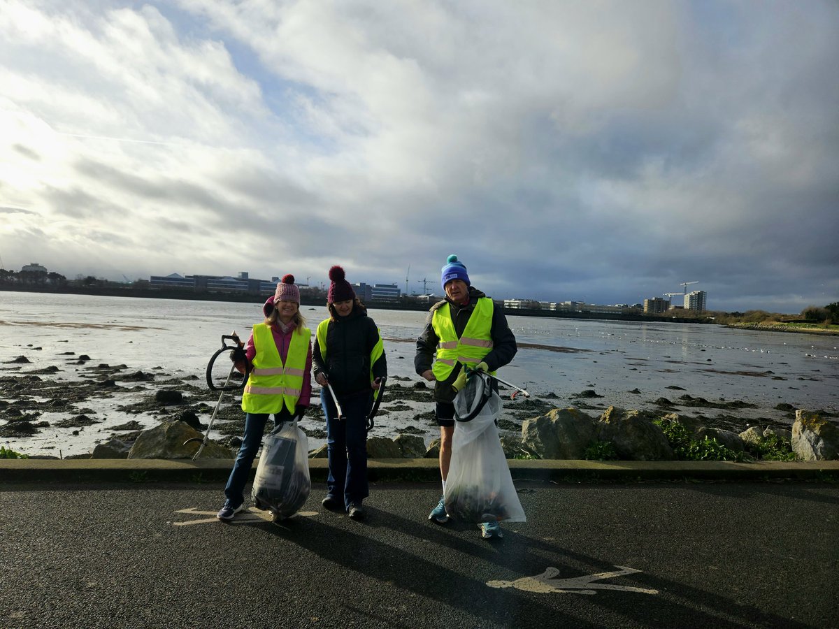 A blustery but warmer clean up with our @ClontarfTidy group this morning. #MakingSpaceForNature #LoveYourPlace #LeaveNoTrace  #SaturdayVibes Promenade is looking good! #Clontarf
