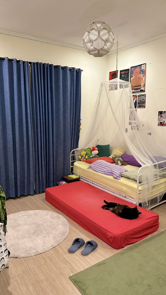 bolehboljugjuga's tweet photo. kaya kasur aku!!! (seprenya GAPERNAH matching) (extra bed buat temen2 nginep) https://t.co/cXLaOEq8Gm