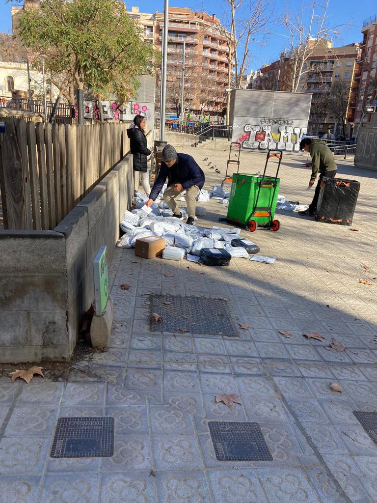 La empresa #ecoscooting , repartidores de <a href="/AliExpressES/">AliExpress España</a> tiene miles de denuncias por estafa, retrasos o simplemente "pérdida" de los paquetes en reparto.
Viendo cómo los repartidores "tratan" las mercaderías, no me extraña en absoluto. 
No compraré nunca más en esta plataforma.