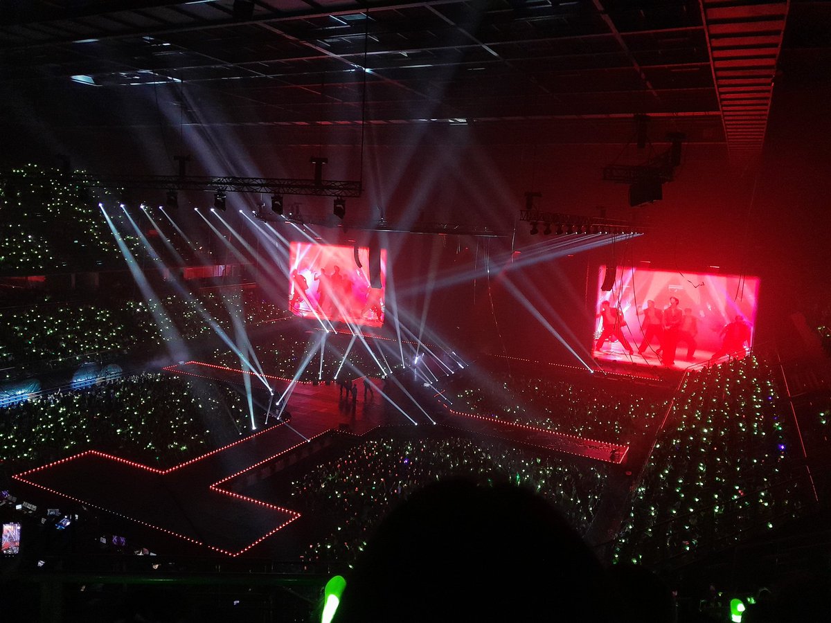 Au40236042's tweet photo. ขอบคุณที่รอบนี้พี่แบ็กจัด
น้ำตาจะไหลระบบเสียง แสงดีมากๆ
#TheOtherSideInBKK_D1 #MarkTuan_TheOtherSide_BKK https://t.co/ez1bo5gM3E