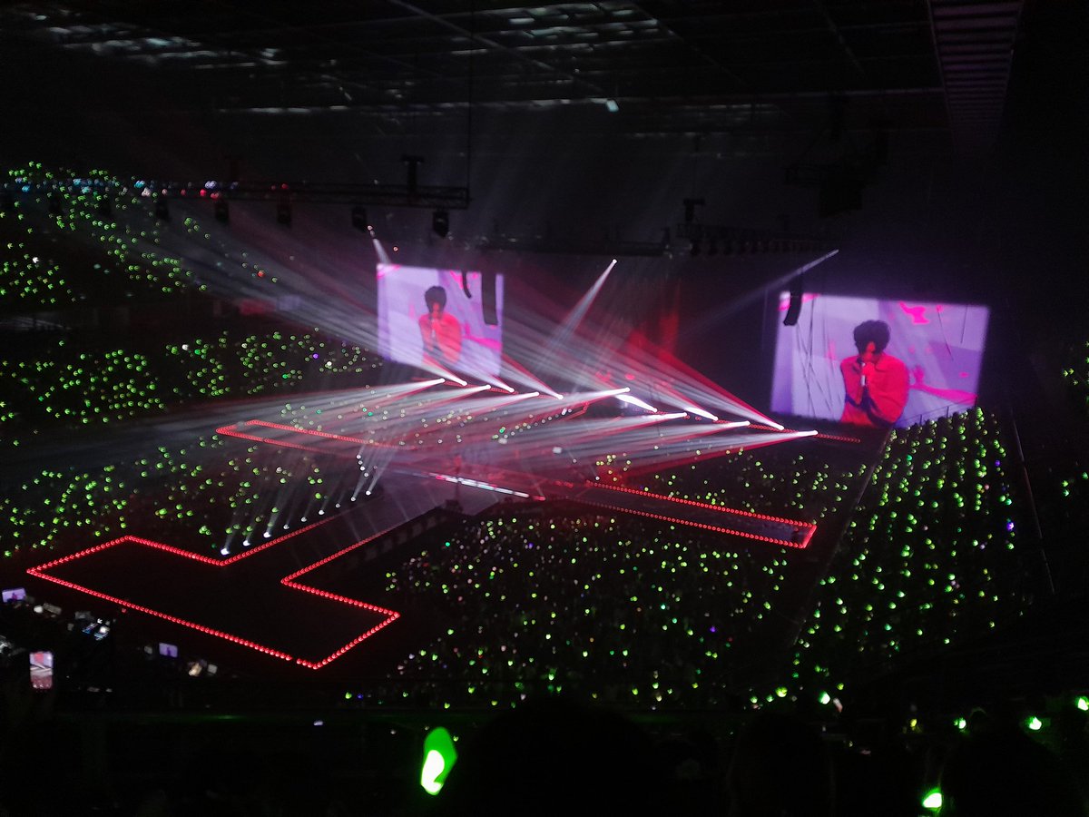Au40236042's tweet photo. ขอบคุณที่รอบนี้พี่แบ็กจัด
น้ำตาจะไหลระบบเสียง แสงดีมากๆ
#TheOtherSideInBKK_D1 #MarkTuan_TheOtherSide_BKK https://t.co/ez1bo5gM3E
