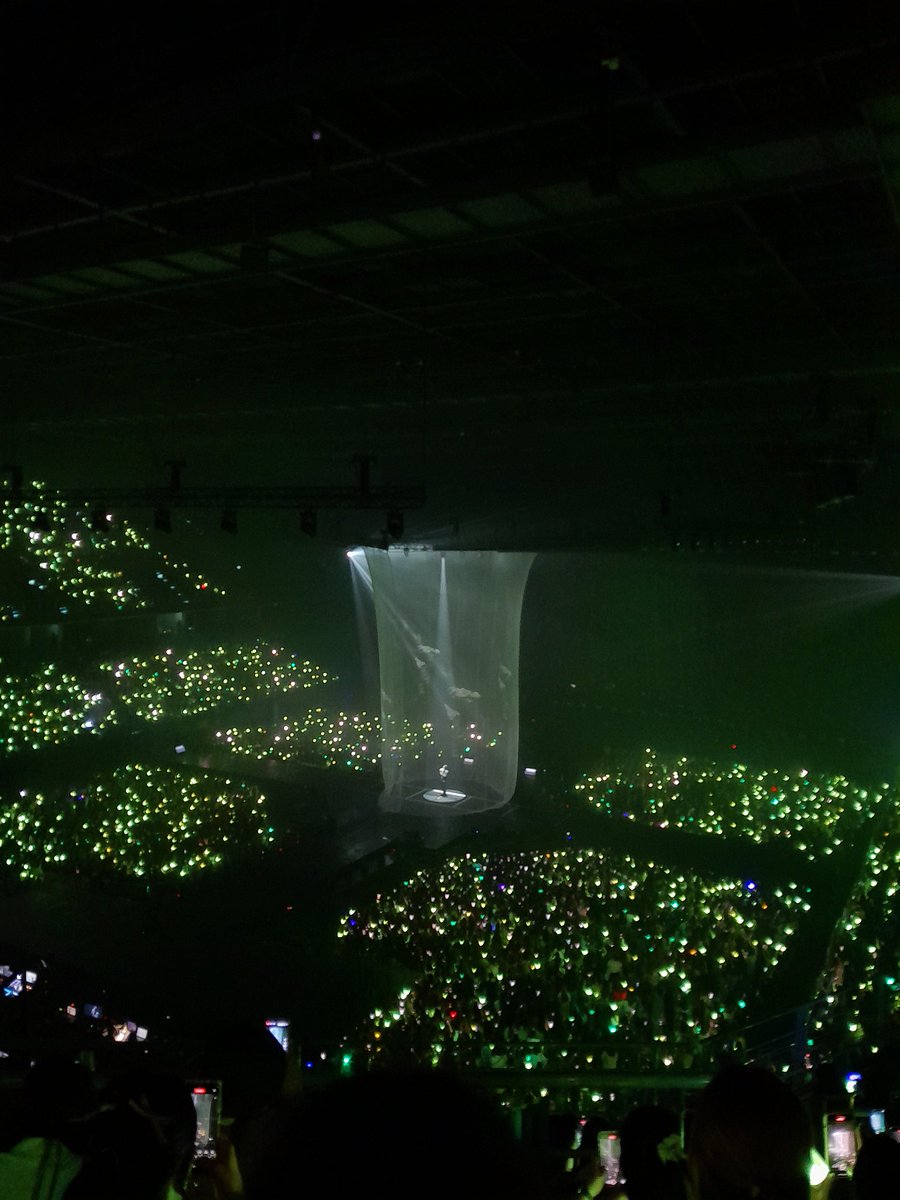 Au40236042's tweet photo. ขอบคุณที่รอบนี้พี่แบ็กจัด
น้ำตาจะไหลระบบเสียง แสงดีมากๆ
#TheOtherSideInBKK_D1 #MarkTuan_TheOtherSide_BKK https://t.co/ez1bo5gM3E