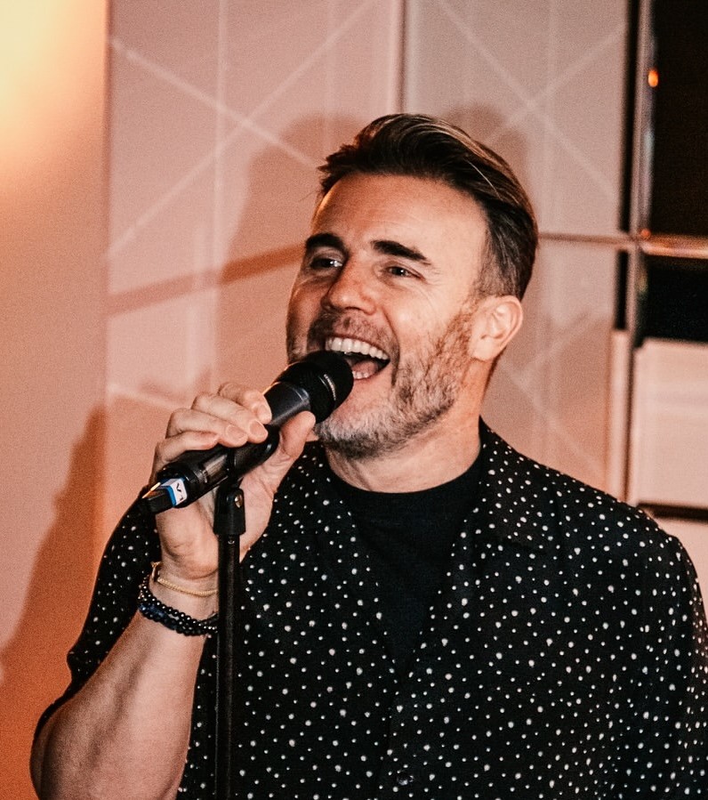 gabh61's tweet photo. @GaryBarlow Happy birthday to the best human, man, artist, husband, father, son and friend you can imagine. Hope you're having the best day! What's your secret to look that young today as you did then? See you in June!🎂🎁🎉🍀💐🍾🥂 https://t.co/5aHAbDdFvs