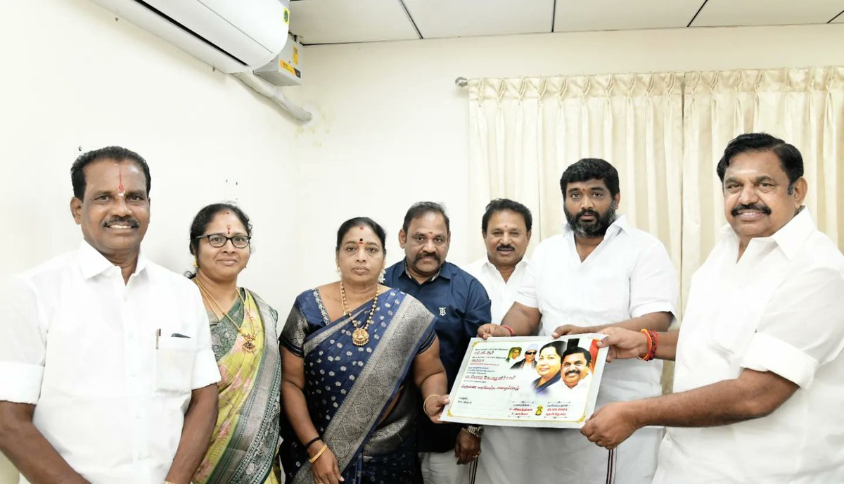 GRagavanOffl's tweet photo. இன்று
கழக பொதுச்செயலாளர் 
சட்டமன்ற எதிர்கட்சி தலைவர் 
முன்னாள் முதலமைச்சர் 
மாண்புமிகு அண்ணன் 
புரட்சித் தமிழர் எடப்பாடியார்  அவர்களை சந்தித்து 
எனது தம்பி  திரு G.ஜீவரத்தினம்  அவர்களுடைய
திருமண  நிகழ்ச்சி அழைப்பிதழை  வழங்கி வாழ்த்து பெற்ற போது. https://t.co/f0JlmoewE1