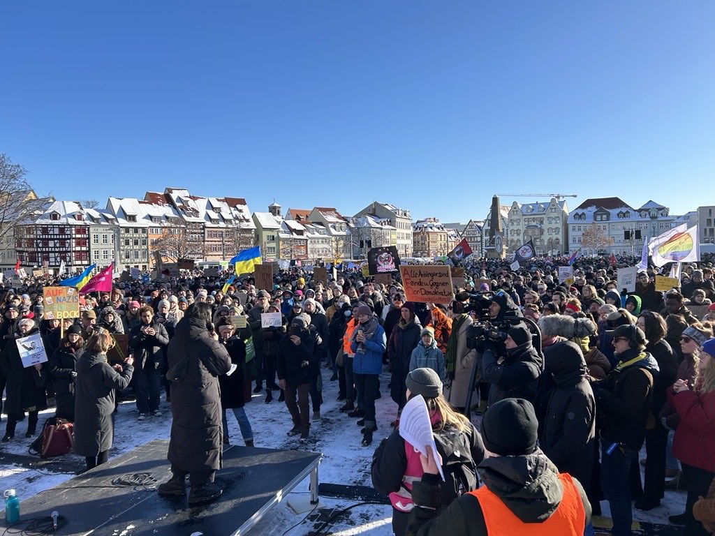 Mehrere tausend Teilnehmer bei der Demo gegen Rechtsextremismus heute in #erfurt