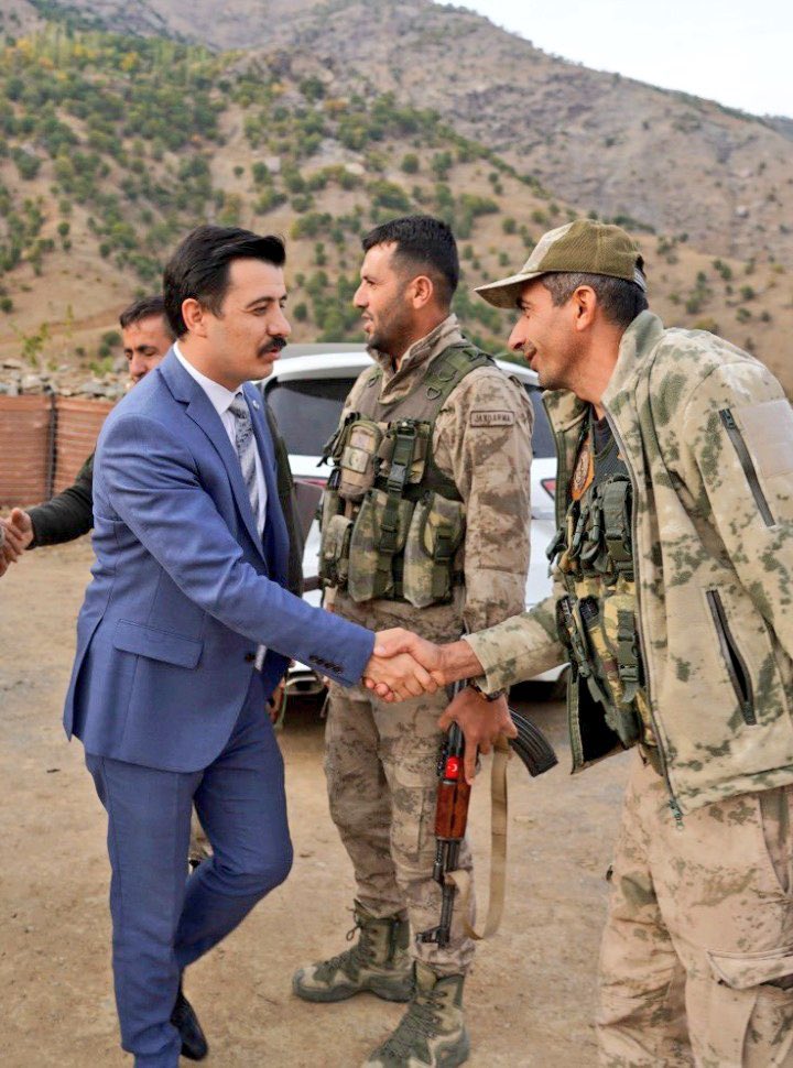 Tarafımız bellidir.

Teröre, teröristlere, vatan hainlerine ve terör sevicilere asla geçit vermeyen Kulp Kaymakamı Sn. <a href="/burakakeller/">Burak AKELLER</a> yalnız değildir.

Kaymakamımız doğru olanı yapmıştır. Sağ olunuz, var olunuz Kaymakamım.

🇹🇷🇹🇷🇹🇷