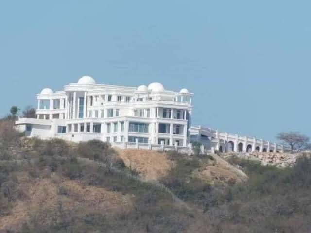 XekiHlongwane's tweet photo. “Meet Robert Gumede a South African Billionaire worth $200 Million Dollars which is equivalent to R3 Billion Rands”. 😍 https://t.co/5dtVcHjF4N