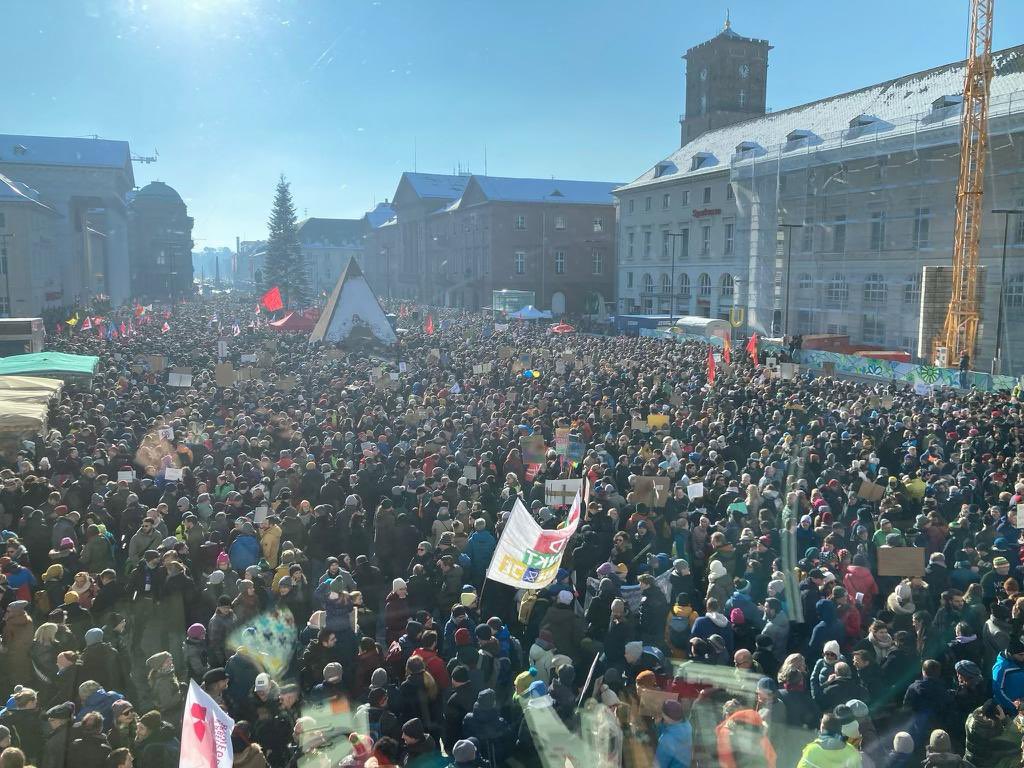 10.000 in #Karlsruhe gegen Nazis und Remigration! #demokratieverteidigen