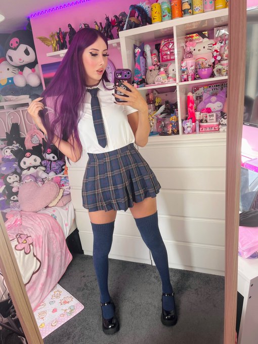 say &ldquo;hi&rdquo; if you wanna see under my skirt https://t.co/YSQtrj4sw5