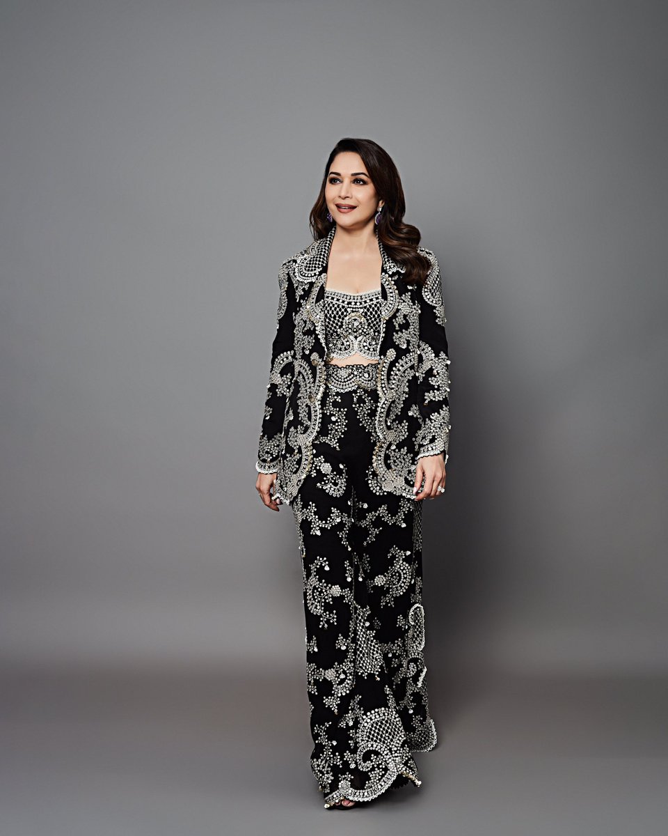 MadhuriDixit's tweet photo. You could be the king but watch the queen conquer 🎶🪩

#saturday #saturdayvibes #suitup #love #photooftheday #photoshoot https://t.co/CztcxNRprc
