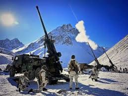 Real_Virtuelle's tweet image. Souvenir lointain d’une quinzaine de relais radio dans le Galibier quand mon régiment manœuvrait dans les Rochilles.
À l’époque, les canons étaient encore tractés par des GMC.

#93RAM #derocetdefeu 💥