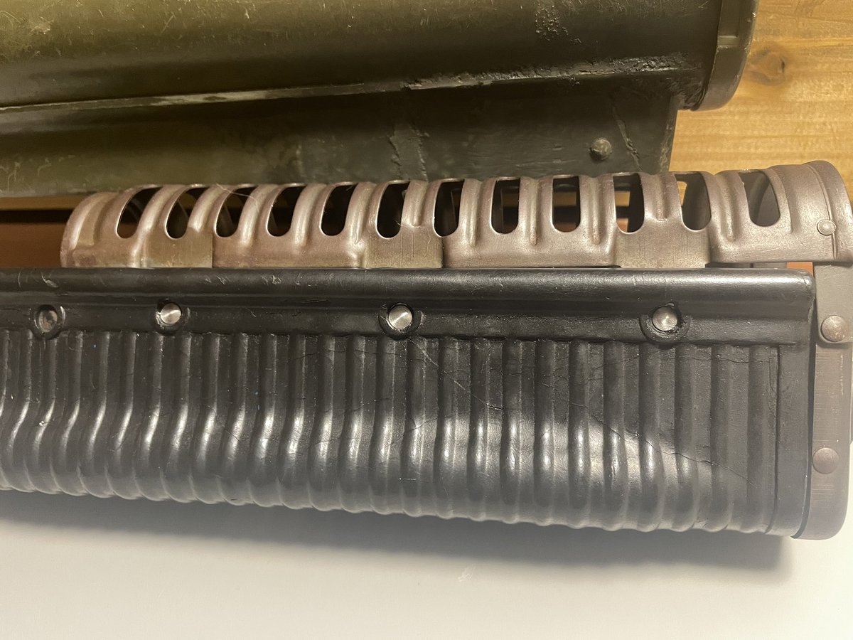 cobra6221's tweet photo. M60廃棄品ハンドガードリビルトチャレンジ
「嫁の居ぬ間になんとやら」っと言うことでリベット風ビス好きを見て加工完了しました♪
#M60
#BMINDUSTRY https://t.co/zu1Avk9MzZ