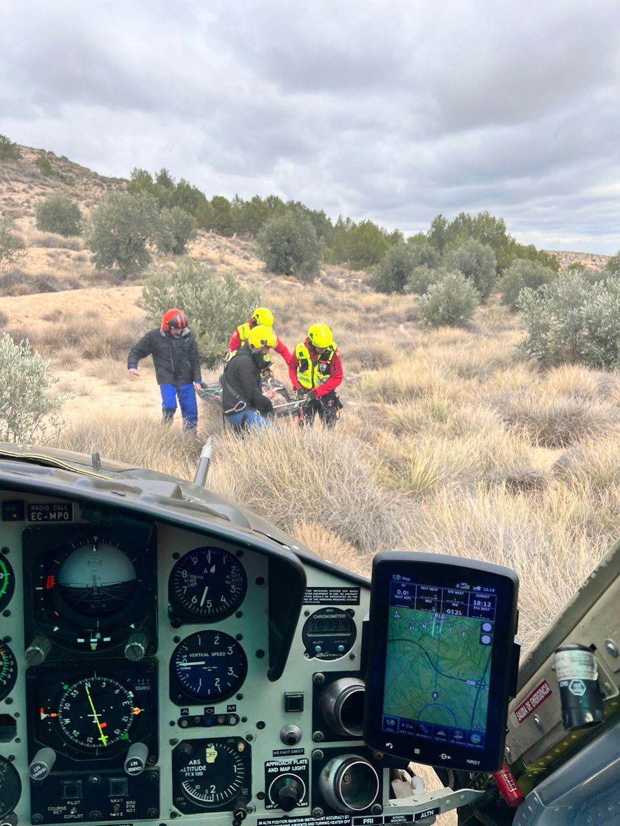 112rmurcia's tweet photo. Localizan con vida al hombre de 77 años desaparecido desde el jueves en #Alcantarilla 

🔗https://t.co/JJH1J8KSYc

📸del momento de rescate realizada desde el helicóptero @dgsce_RM con @BomberosCEIS_RM https://t.co/Olk6NX6eX3