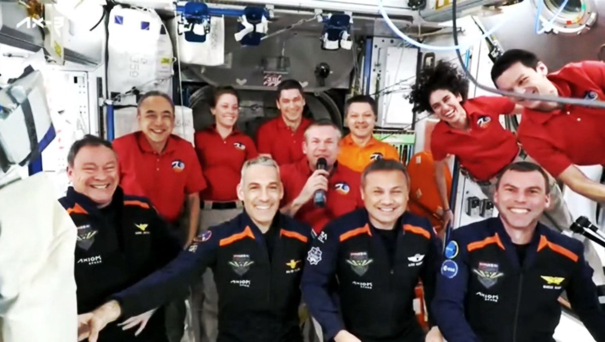 TÜBİTAK (@tubitak) on Twitter photo İlk astronotumuz; ilk fotoğraf! 🤩
👨🚀 Millî Uzay Yolcumuz Alper Gezeravcı, Uluslararası Uzay Istasyonu’na giriş yapan ilk Türkiye Cumhuriyeti vatandaşı oldu! 🚀
🇹🇷 #GururDuyTürkiye
📌 <a href="/TCSanayi/">Sanayi ve Teknoloji Bakanlığı</a>
📌 <a href="/tuajans/">Türkiye Uzay Ajansı</a>
📌 <a href="/tubitakuzay/">TÜBİTAK UZAY</a> İlk astronotumuz; ilk fotoğraf! 🤩
👨🚀 Millî Uzay Yolcumuz Alper Gezeravcı, Uluslararası Uzay Istasyonu’na giriş yapan ilk Türkiye Cumhuriyeti vatandaşı oldu! 🚀
🇹🇷 #GururDuyTürkiye
📌 <a href="/TCSanayi/">Sanayi ve Teknoloji Bakanlığı</a>
📌 <a href="/tuajans/">Türkiye Uzay Ajansı</a>
📌 <a href="/tubitakuzay/">TÜBİTAK UZAY</a>
