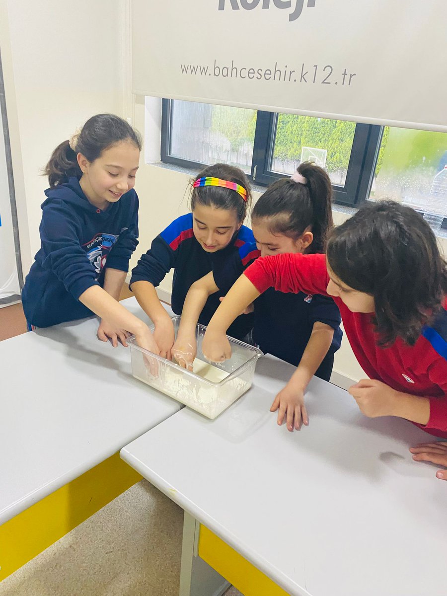 4. Sınıf öğrencilerimizle Fen Bilimleri dersimizde Oobleck maddesini inceledik.❤️💙