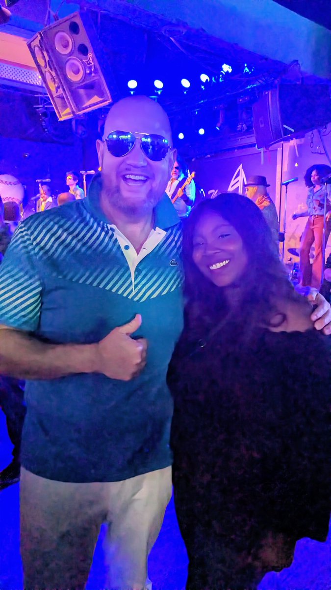 Collar popped & aviators on I got to introduce @YachtRockRevue last night at the legendary @windjammeriop Thanks @cholbrook2 for the invitation! It was great seeing so many former @CofCBaseball greats like @CoachMonteLee there! Go Cougs!
