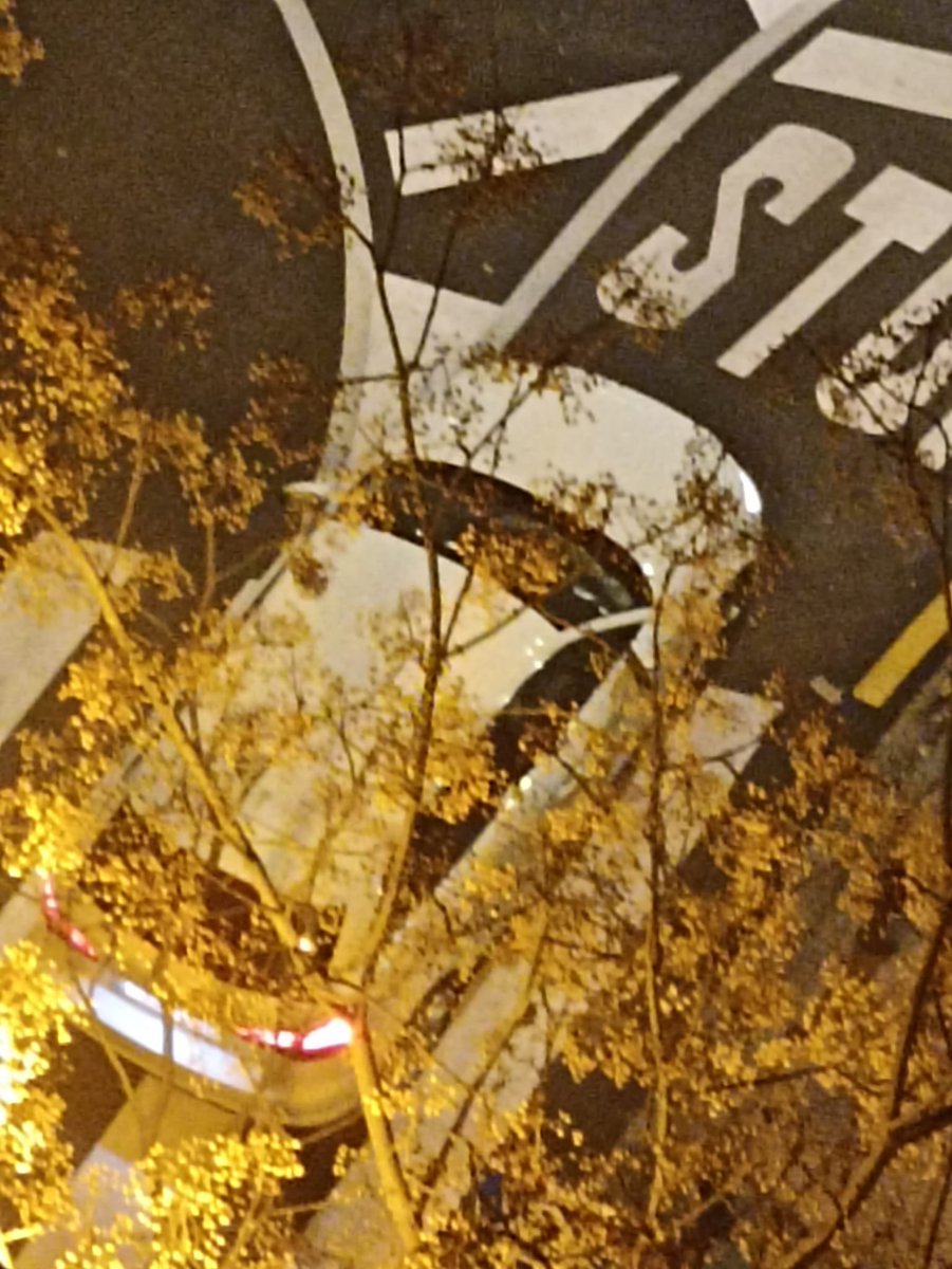 maytematicas's tweet photo. @policia El coche es este. Es la única foto que pudieron hacer. 

Si conocéis más casos en Granada capital y queréis poneros en contacto con mi amiga, su Twitter es @yemadehuevoh. https://t.co/Fnvg1cD67w