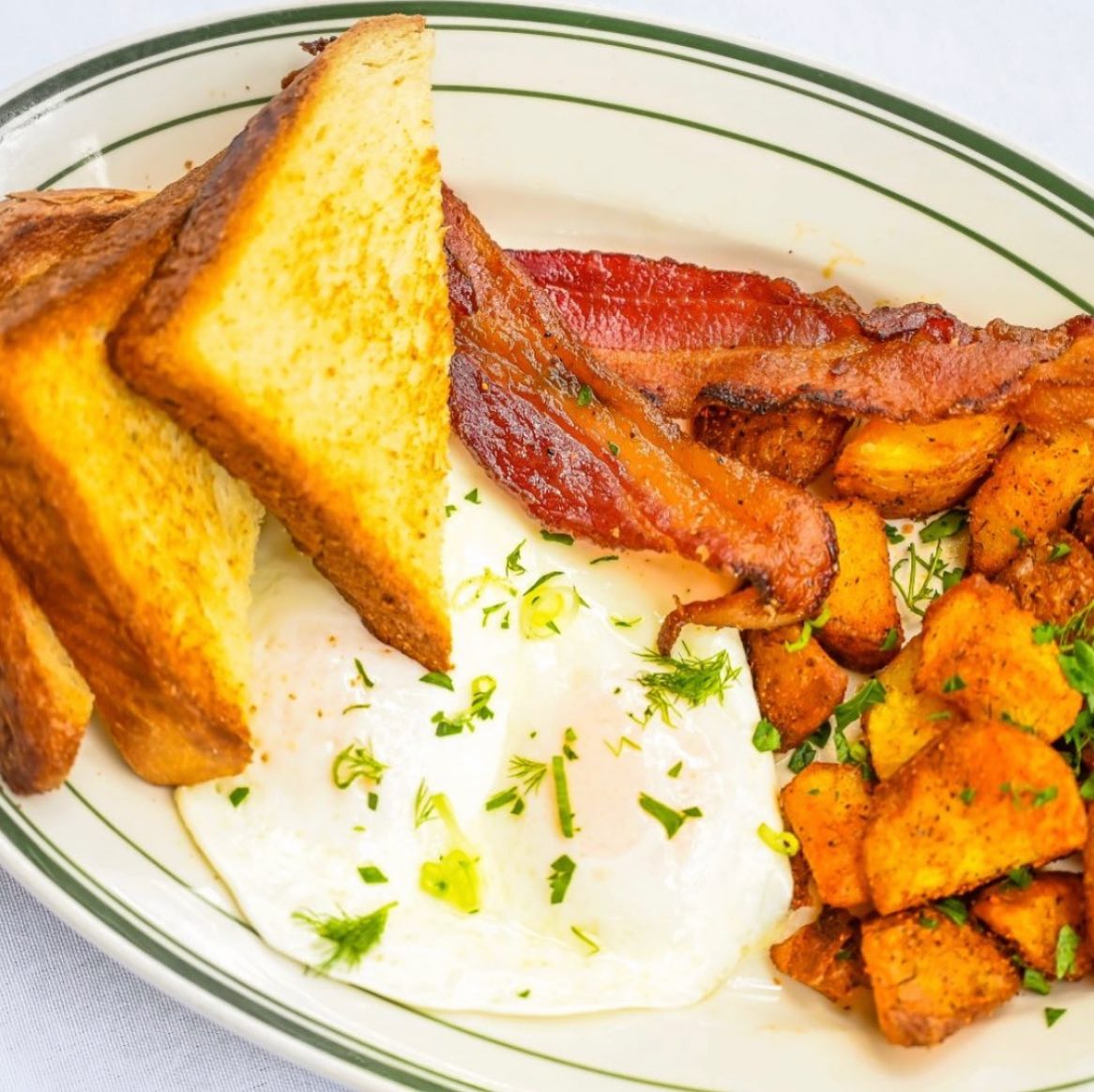 𝗧𝗵𝗲 𝗢𝗹𝗱 𝗧𝗶𝗺𝗲𝗿 𝗕𝗿𝗲𝗮𝗸𝗳𝗮𝘀𝘁 🍳🥓

2 eggs scrambled or over easy. rye or sourdough toast &amp; our strawberry jam. breakfast potatoes. choice of bacon or jalapeno cheddar sausage.