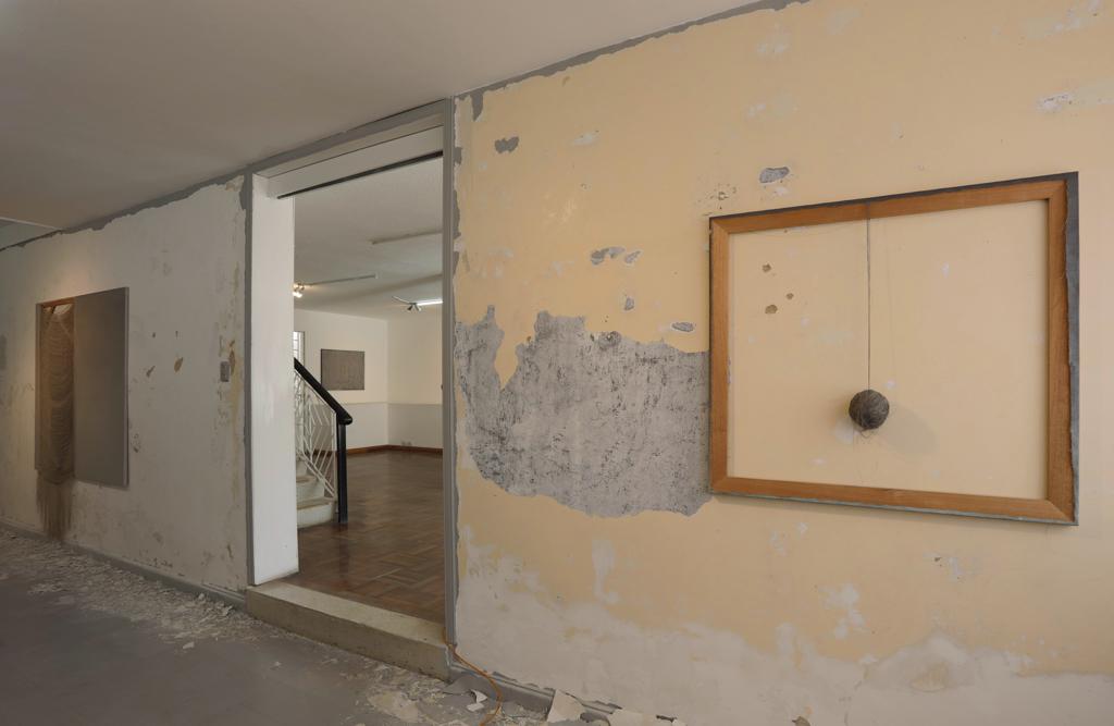 saloncomunal's tweet photo. La obra de Mateo Cohen no es -nunca lo fue- sobre Entropía ni sobre Deconstrucción. Es una obra que insiste en transferirnos un sentido poético del presente, una lección de frescura, pero, como la flores, se marchitan al contacto humano.  Fernando Uhía https://t.co/L0n8LPl7rc