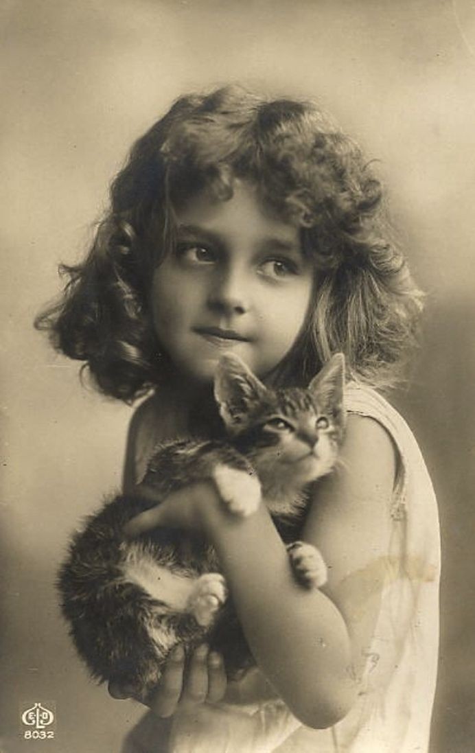 Chi si somiglia, si piglia. (detto toscano) Grete Reinwald with her cat 📷1905 #vintagephotos