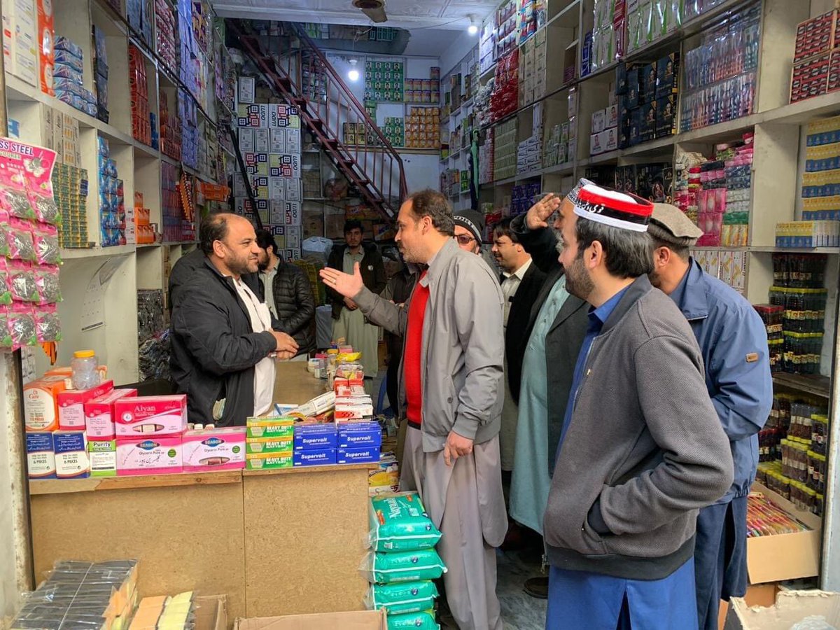 qwpswat's tweet photo. قومی وطن پارٹی نامزد امیدوار برائے پی کے 6 ملک عمران خان مینگورہ شہر میں الیکشن کمپین کے دوران لوگوں سے ملاقات کررہے ہیں
#QWP #Vote4QWP #QwpIsFuture #AftabSherpao #Mingora #PK6 #SWAT https://t.co/9HKeHVMb3y