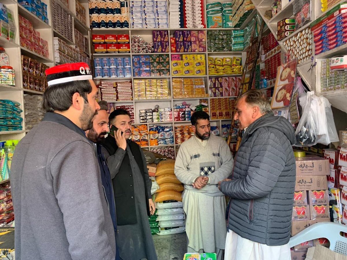 qwpswat's tweet photo. قومی وطن پارٹی نامزد امیدوار برائے پی کے 6 ملک عمران خان مینگورہ شہر میں الیکشن کمپین کے دوران لوگوں سے ملاقات کررہے ہیں
#QWP #Vote4QWP #QwpIsFuture #AftabSherpao #Mingora #PK6 #SWAT https://t.co/a8CAAkcwvX