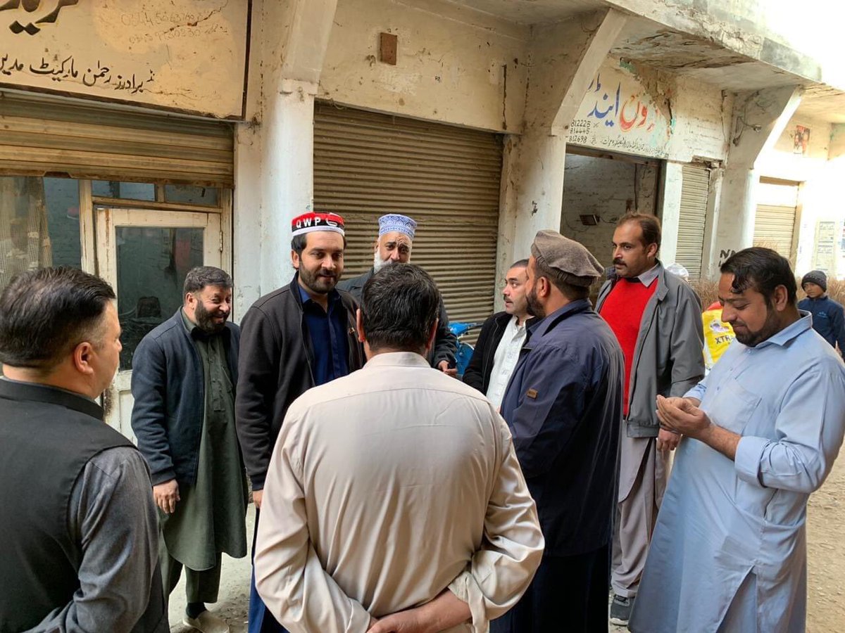 qwpswat's tweet photo. قومی وطن پارٹی نامزد امیدوار برائے پی کے 6 ملک عمران خان مینگورہ شہر میں الیکشن کمپین کے دوران لوگوں سے ملاقات کررہے ہیں
#QWP #Vote4QWP #QwpIsFuture #AftabSherpao #Mingora #PK6 #SWAT https://t.co/a8CAAkcwvX