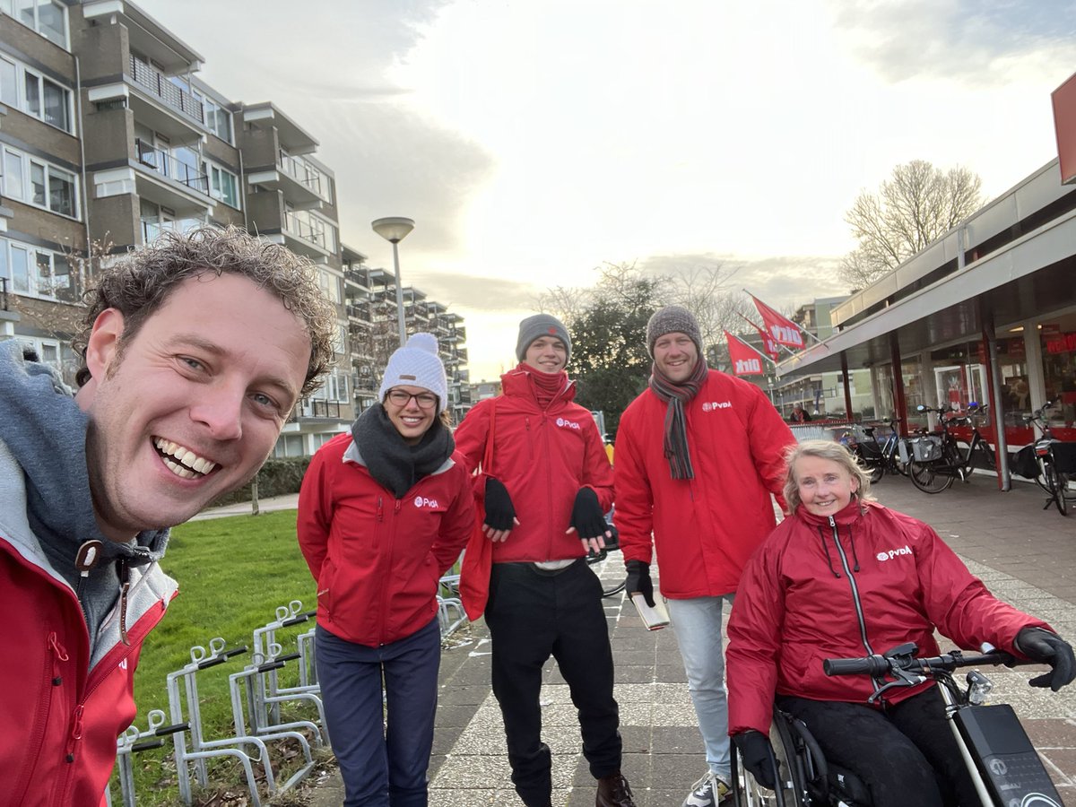 PvdAKatwijk's tweet photo. 📍De Molenwijk, een prachtig stukje Katwijk.
💶 Maar wel hoog tijd dat we eens gaan investeren in goede voorzieningen en daar vragen mensen ook veel naar.
🏘️ @MatthijsvTuijl: ‘Als PvdA willen we snel een nieuw wijkgebouw realiseren, helaas wacht het college hier veel te lang mee’ https://t.co/GajPVdelKq