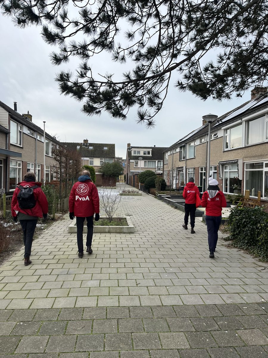 PvdAKatwijk's tweet photo. 📍De Molenwijk, een prachtig stukje Katwijk.
💶 Maar wel hoog tijd dat we eens gaan investeren in goede voorzieningen en daar vragen mensen ook veel naar.
🏘️ @MatthijsvTuijl: ‘Als PvdA willen we snel een nieuw wijkgebouw realiseren, helaas wacht het college hier veel te lang mee’ https://t.co/GajPVdelKq