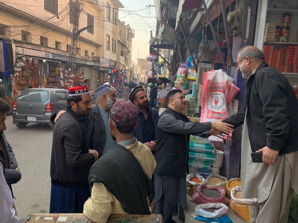 qwpswat's tweet photo. قومی وطن پارٹی نامزد امیدوار برائے پی کے 6 ملک عمران خان مینگورہ شہر میں الیکشن کمپین کے دوران لوگوں سے ملاقات کررہے ہیں
#QWP #Vote4QWP #QwpIsFuture #AftabSherpao #Mingora #PK6 #SWAT https://t.co/2DXcJBclh4