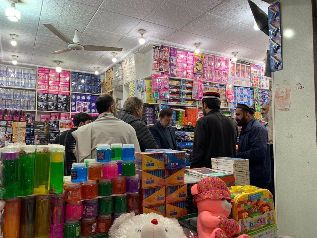qwpswat's tweet photo. قومی وطن پارٹی نامزد امیدوار برائے پی کے 6 ملک عمران خان مینگورہ شہر میں الیکشن کمپین کے دوران لوگوں سے ملاقات کررہے ہیں
#QWP #Vote4QWP #QwpIsFuture #AftabSherpao #Mingora #PK6 #SWAT https://t.co/2DXcJBclh4
