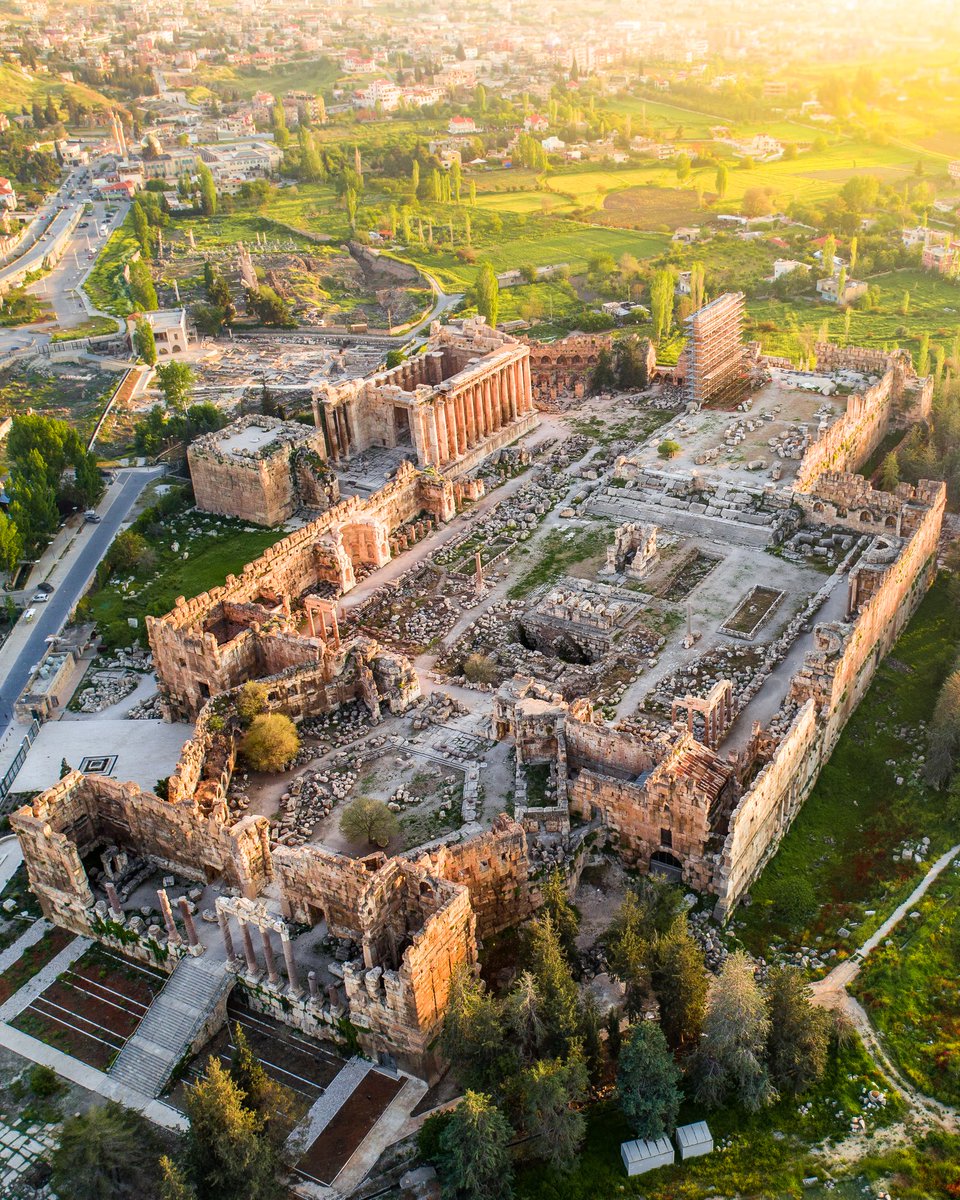 For #RomanSiteSaturday let's go to my favourite #Roman site: the temple complex of #Baalbek, located in the Bekaa Valley/#Lebanon. The breathtaking 
site contains some of the largest Roman temples ever built. The so-called....1/2

Photos: Rami Rizk

#RomanArchaeology