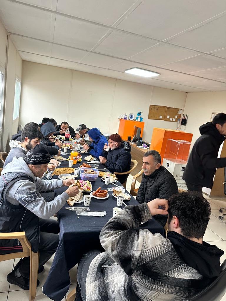 Umutcocuklari's tweet photo. Ezgi Hanım ve dostları aracılığı ile verilen hayır yemeği için kendilerine teşekkür ederiz. Güzel dualarını bizlerden esirgemeyen hocamız İbrahim amcaya da ayrıca teşekkür ederiz. Bizler kabul ettik ve razıyız, Allah kabul eylesin. Allah razı olsun. https://t.co/wGxBJC10VW