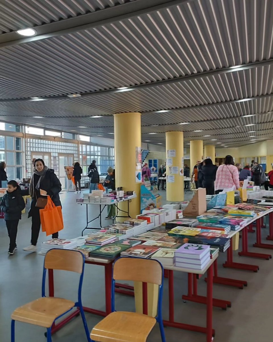 0950666h's tweet photo. Ce week-end le #LPOGeorgesBraque accueille la 11ème édition du salon du livres et des lecteurs d'@VilleArgenteuil organisée par l'association Sous les couvertures et la libraire Le presse papier. De nombreux professionnels du monde de la littérature seront présents. https://t.co/QQjjsVJIe4